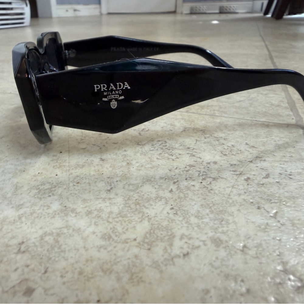 Black Gloss Rectangular Sunglasses 😎 - image 5